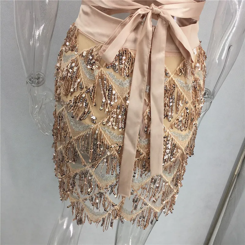 Модное мини-платье с глубоким V-образным вырезом и блестками летнее