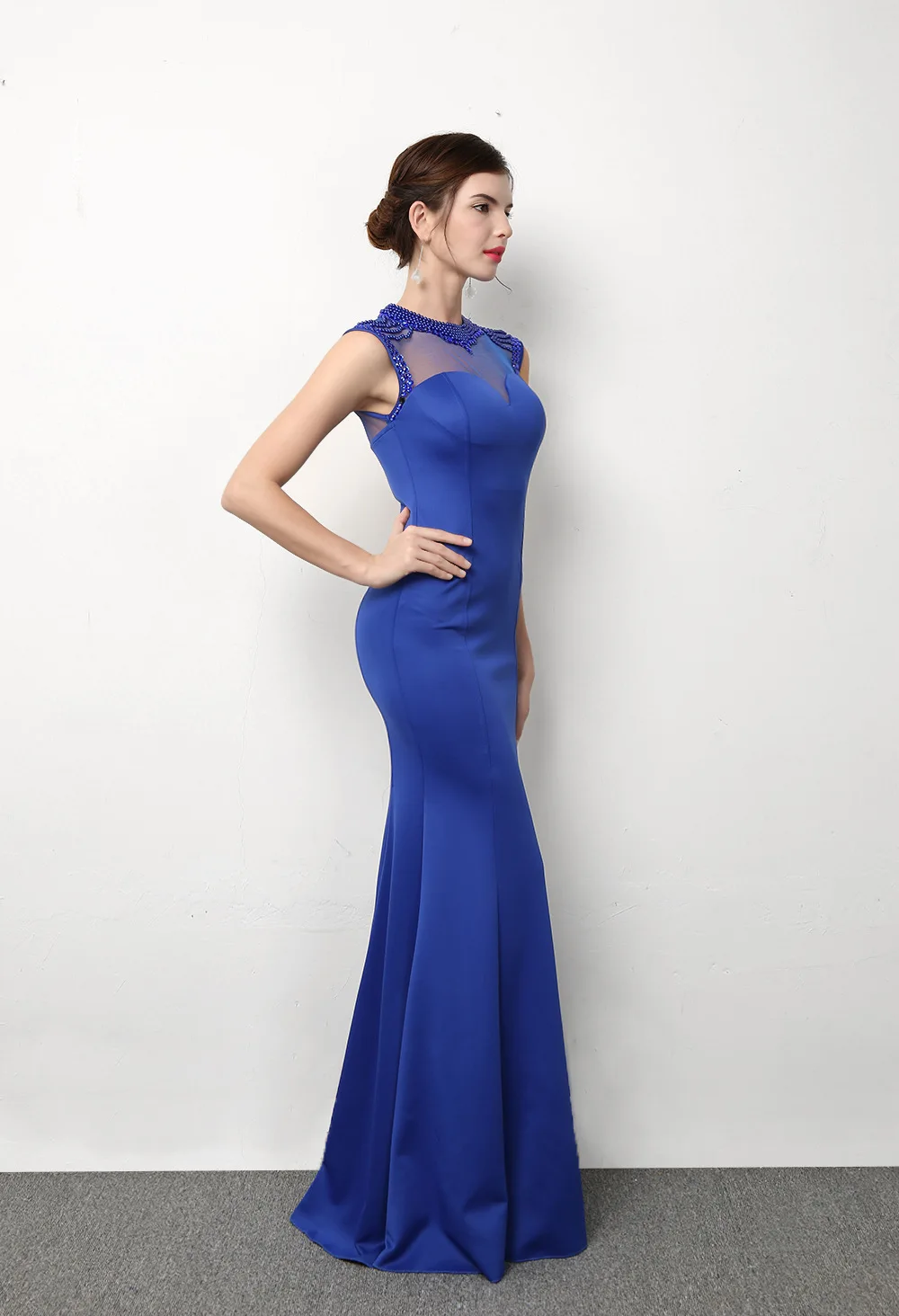 Женское вечернее платье с голубым жемчугом и бусинами длинное Русалка для
