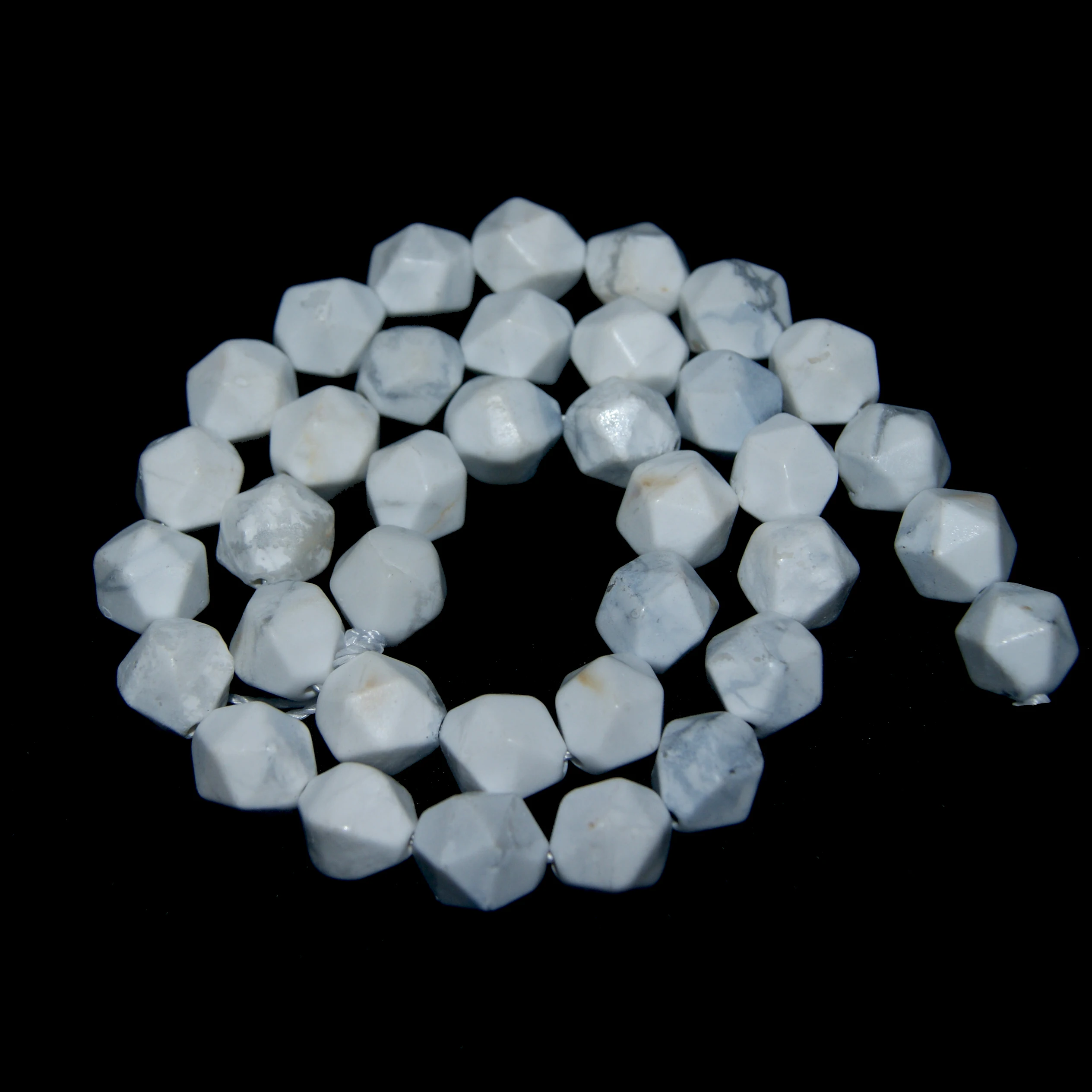 Оптовая продажа бусины из натурального камня граненые круглые Howlite белого цвета