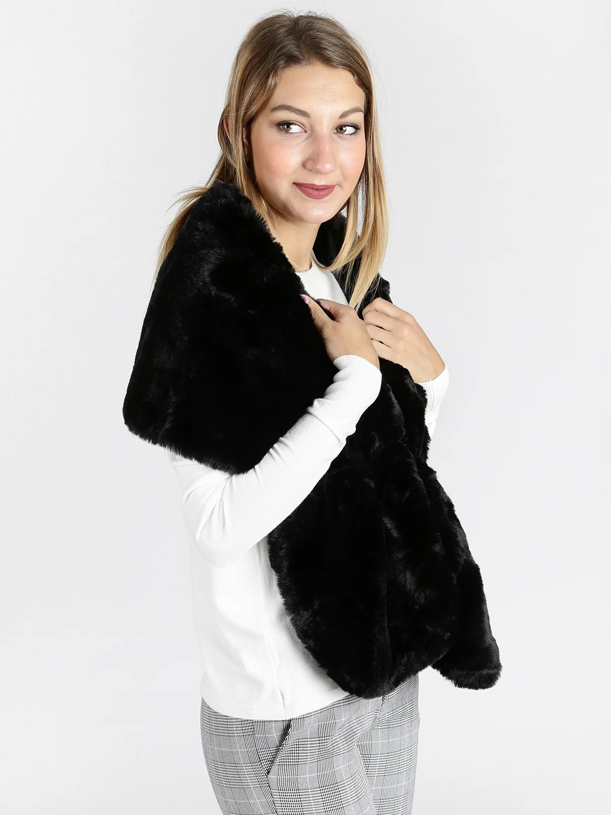 Палантин черного цвета на меху |