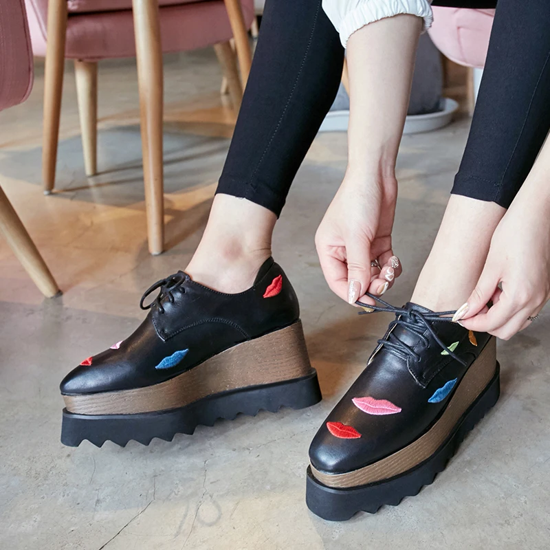 

Plus size women's patent leather wedge platform lace-up flats oxfords brand designer embroidery lips leisure brogues shoes sale