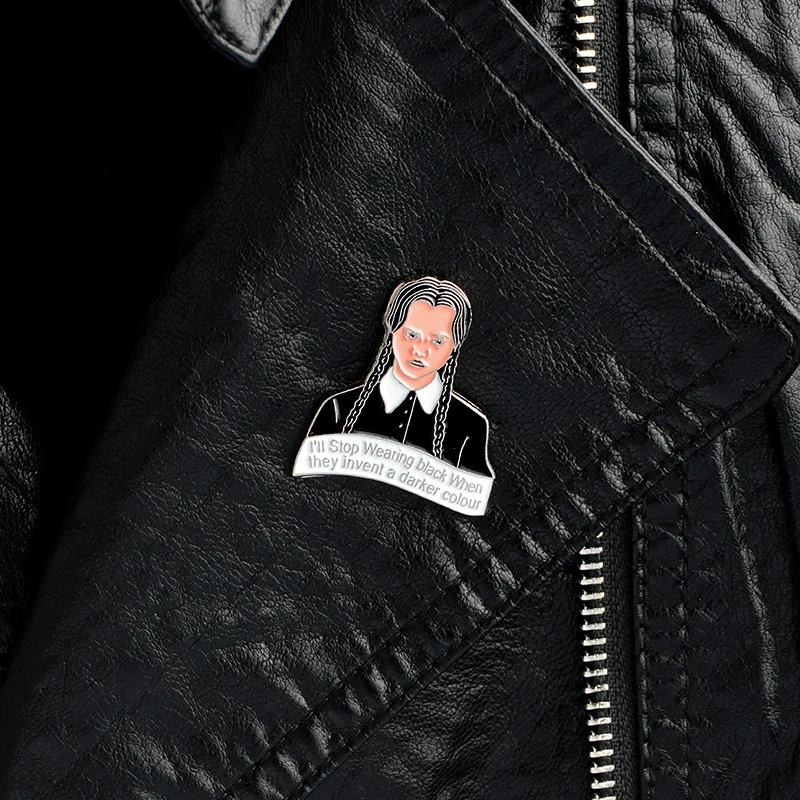 В среду Addams эмаль брошь если вы качаетесь против темной одежды и темных эмоций не