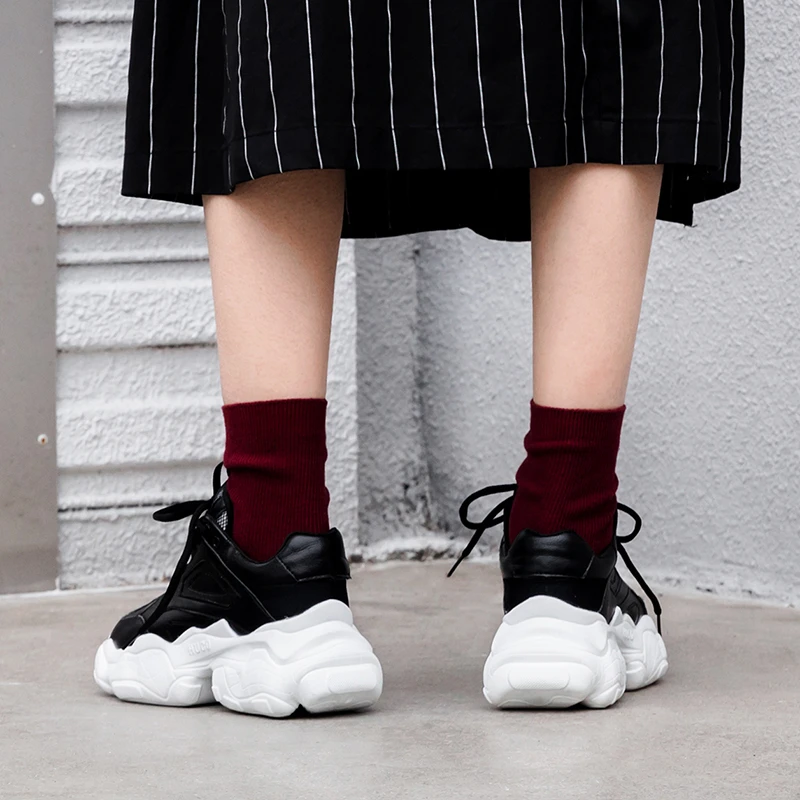 Buono Scarpe/Женская обувь на толстой подошве; Новинка года; женские кроссовки; Черная повседневная обувь на платформе; обувь для девочек на шнуровке; удобные кроссовки