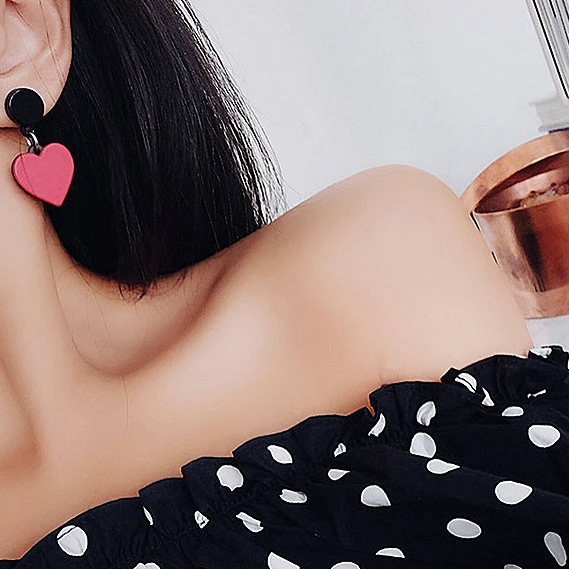 2017 эффектная мода букле D'oreille Sweety выдалбливают акриловые красное сердце Шарм