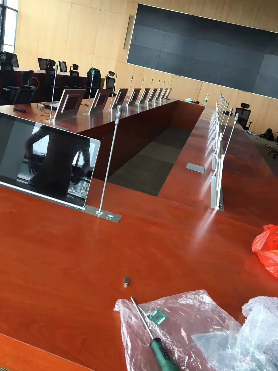 Ультратонкий ЖК монитор подъемная машина по индивидуальному заказу с микрофоном