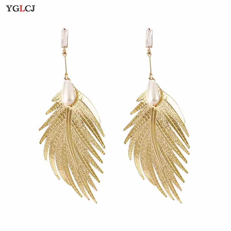 

Korean Fashion Metal Feather Earrings Imitation Pearl Net Red Temperament Simple Long Pendant Ladies Earrings Wild Jewelry Gift