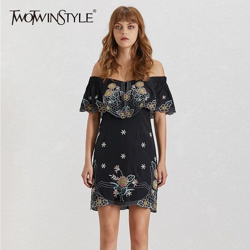 Платье с цветочной вышивкой TWOTWINSTYLE облегающее мини платье вырезом лодочкой и