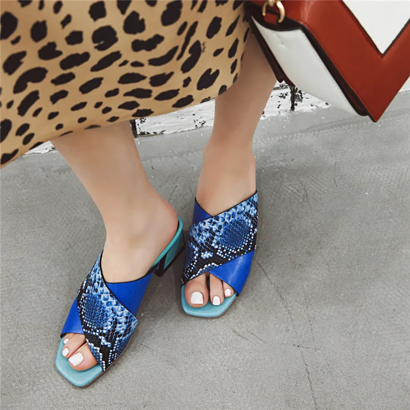 Женские босоножки с квадратным носком FEDONAS черные из искусственной кожи принтом