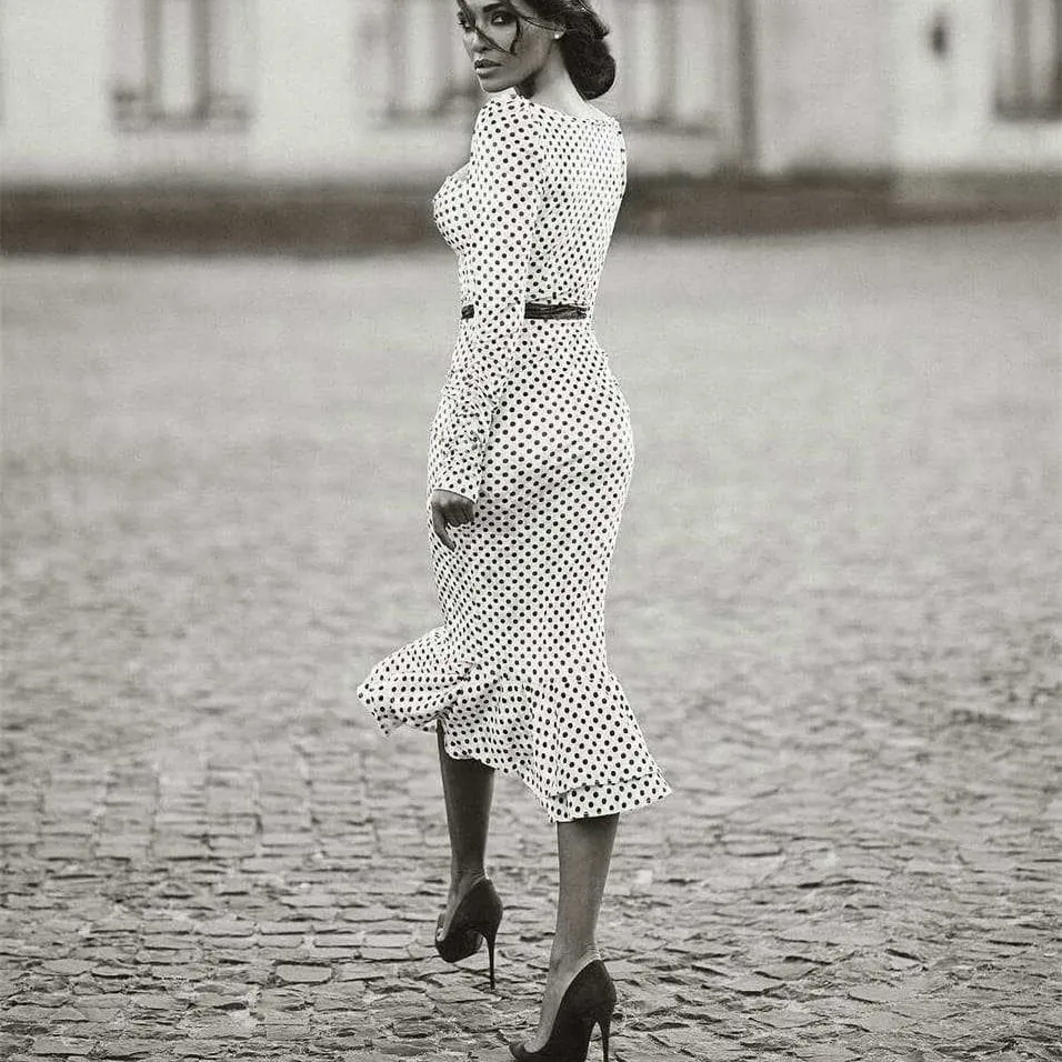 Женское платье русалка в черно белый горошек облегающее средней длины с длинными