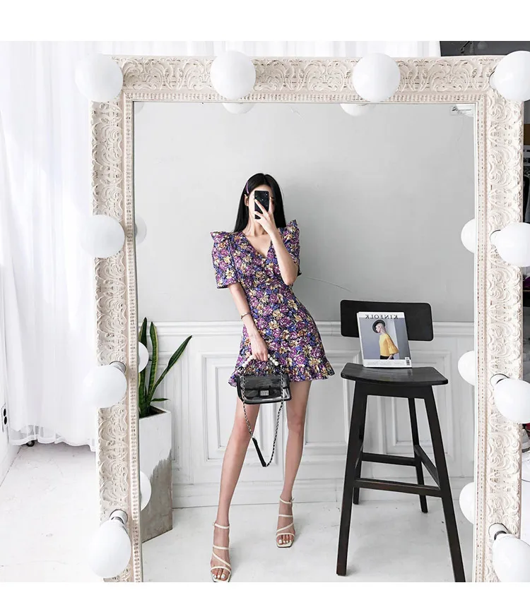 Женское облегающее мини-платье с v-образным вырезом коротким рукавом и оборками