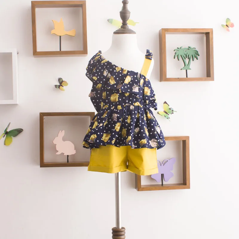 Женский костюм в горошек рубашка без рукавов шорты с поясом на талии и галстуком