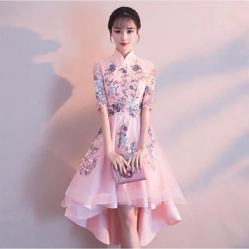 Коктейльное платье винно красного цвета с высокой горловиной и коротким рукавом