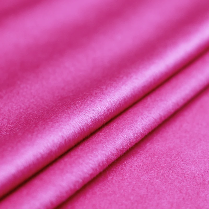 Кашемировое и шерстяное пальто розового цвета с волнистыми волнами хорошее