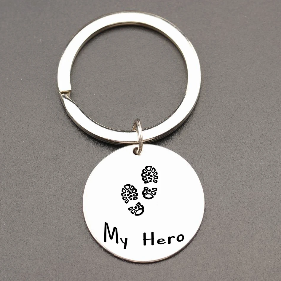 Брелок для ключей с гравировкой двух следов мой герой подарок военный отец муж
