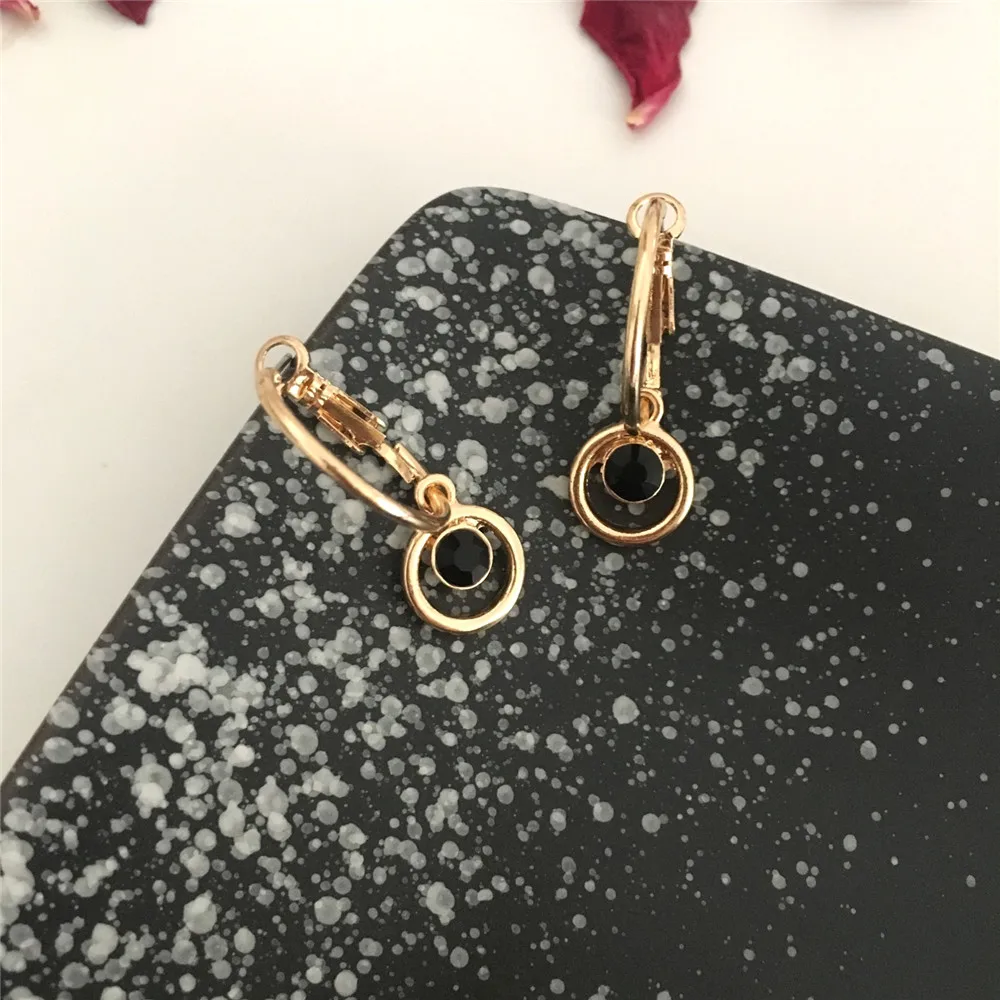 Серьги-кольца женские повседневные с черным камнем и круглыми подвесками