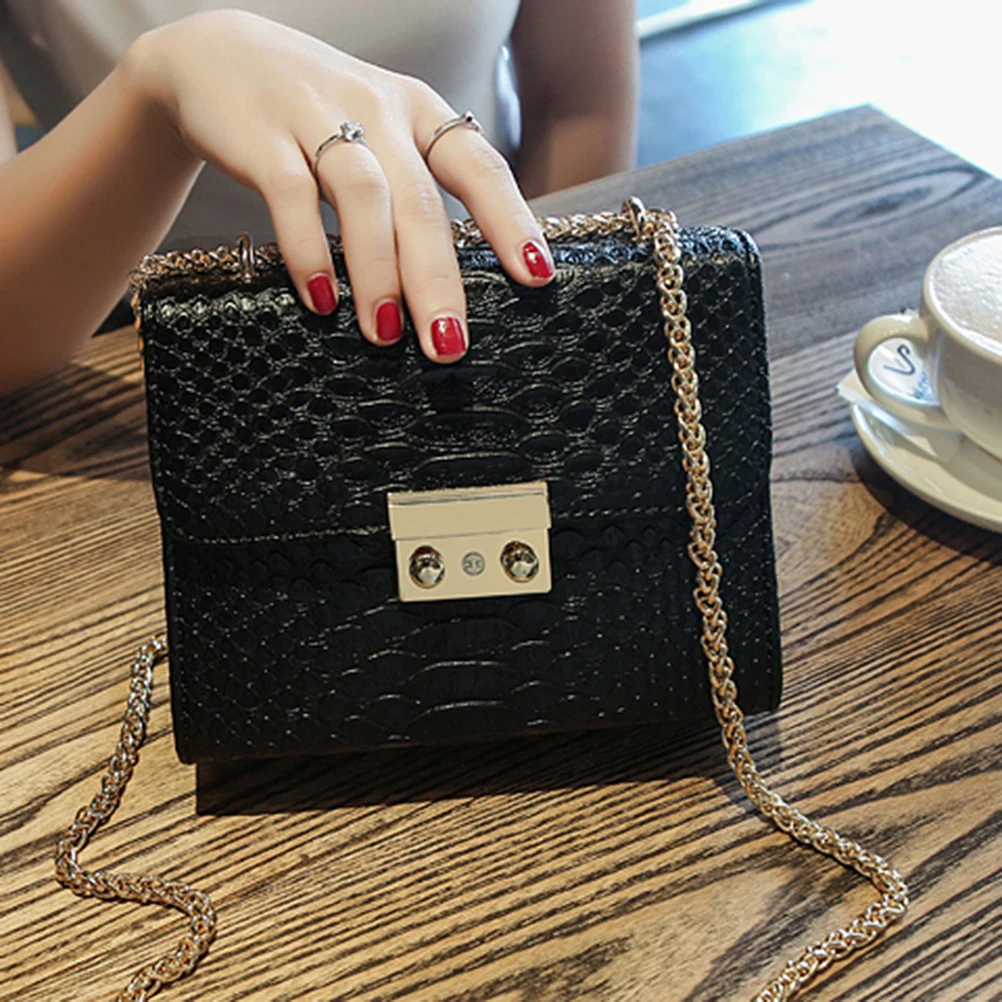 Женская простая мини сумка через плечо маленькая мессенджер на ремне дамская