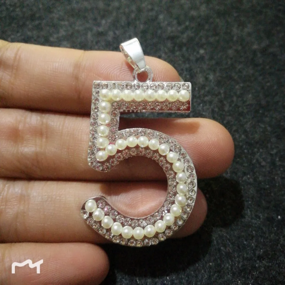 20 шт. в партии подвески из цинкового сплава с жемчугом и цифрой 5 стразы DIY