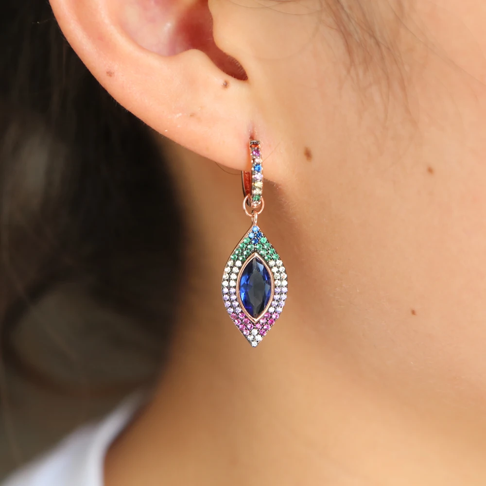 Великолепные очаровательные женские серьги-подвески цвета розового золота с