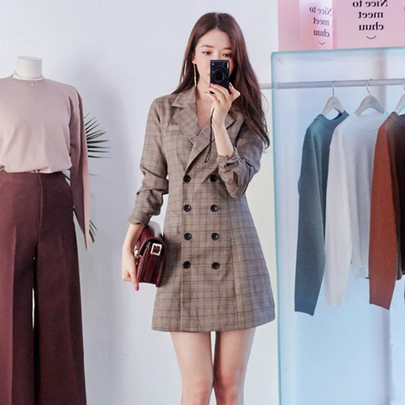 Женское осеннее платье в клетку стиле ретро двубортное с глубоким V-образным