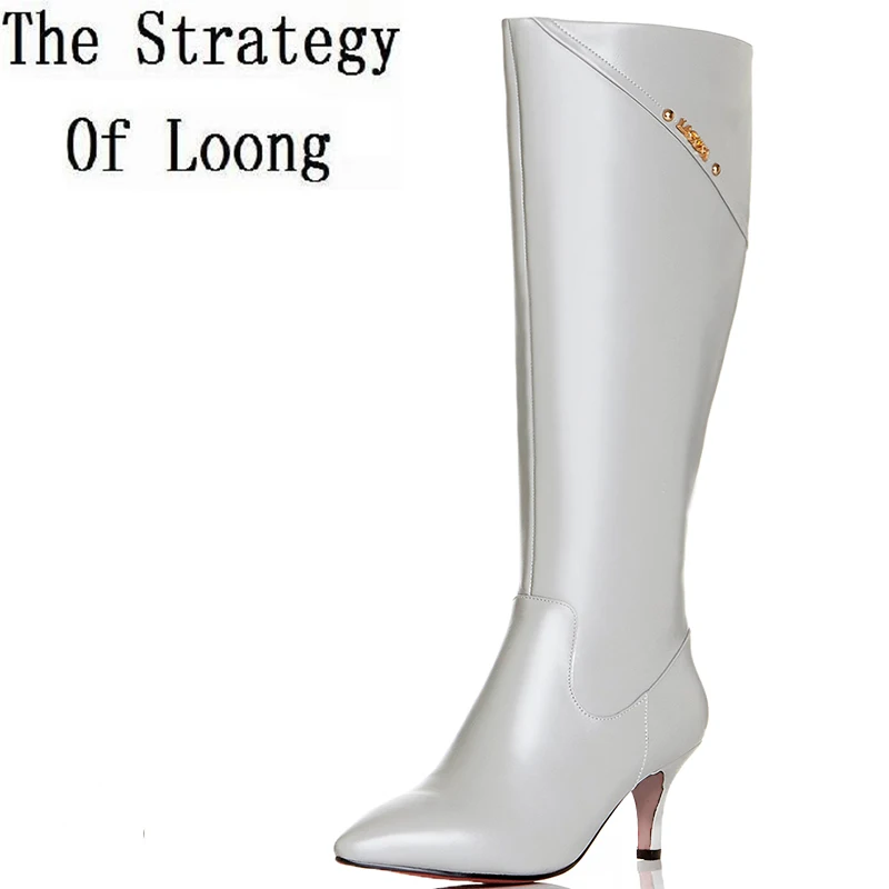 Женские сапоги до колена с металлическим украшением и острым носком на тонком