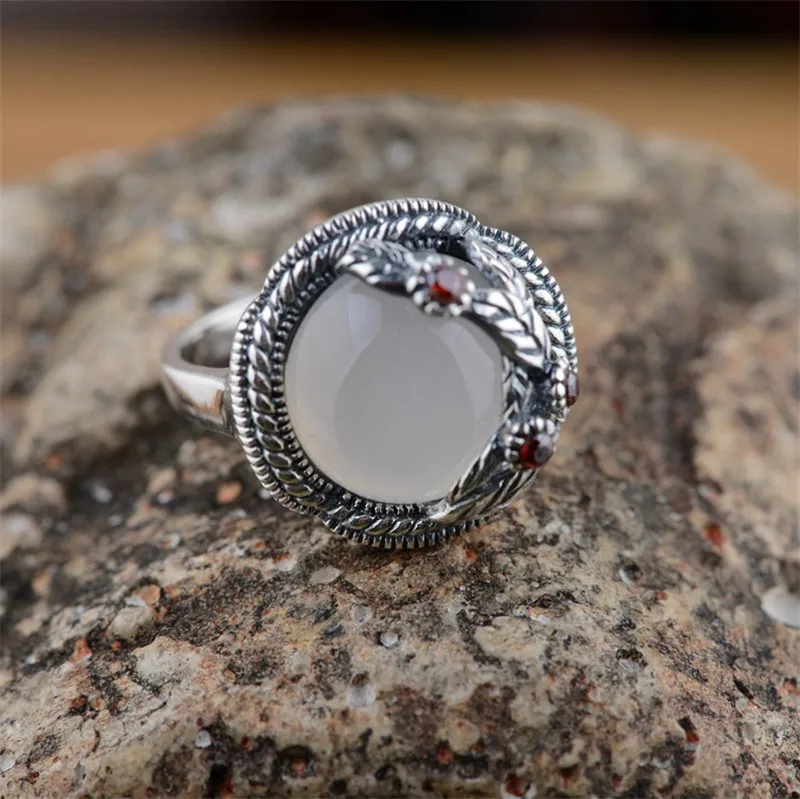 

Женское кольцо из натурального халцедона, серебро 925 пробы