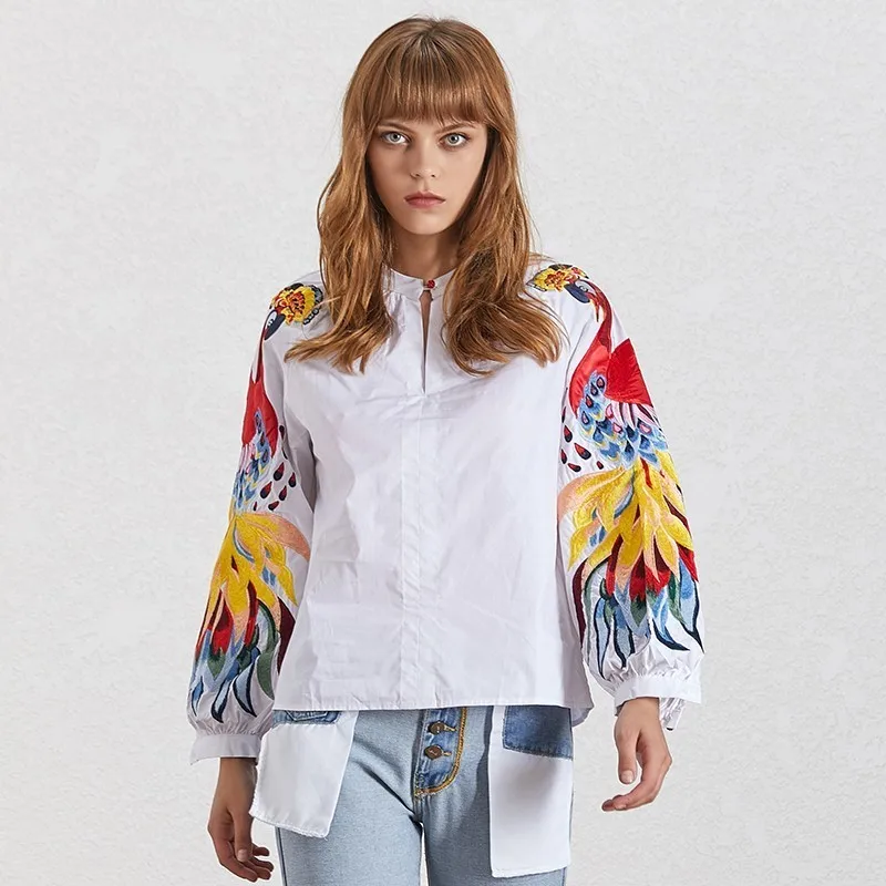 Женская блузка с вышивкой TWOTWINSTYLE летняя круглым вырезом и рукавами-фонариками