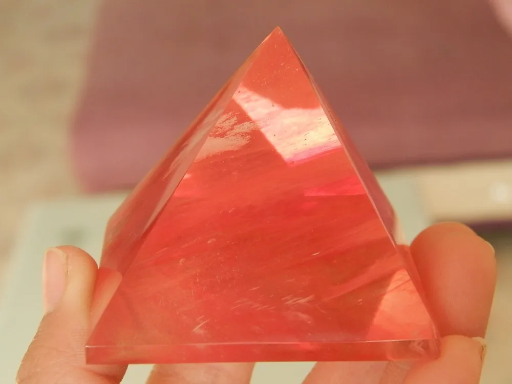 

SMELT RED.Quartz crystal pyramid POINT HEALING/