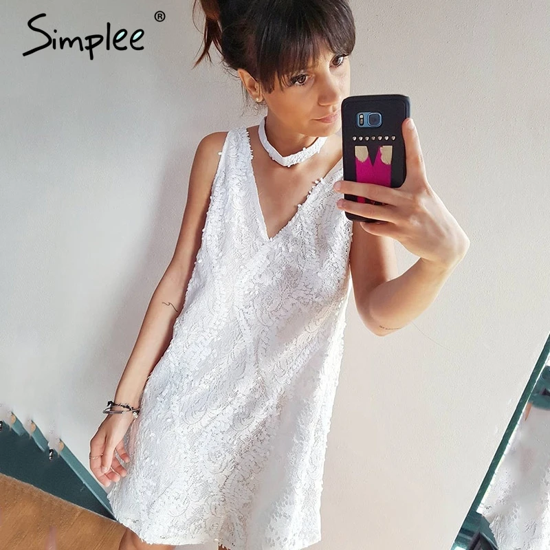 Женское летнее кружевное мини-платье Simplee с лямкой через шею и блестками белое