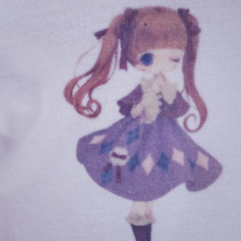Белая футболка ручной работы с изображением маленькой куклы подходит для 18