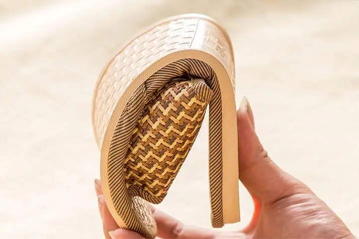 Женские босоножки шлепанцы 2018 женская летняя обувь сандалии на танкетке Модная