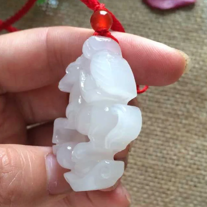 Подвеска в виде лошади зодиака белого цвета незамедлительно подвеска ко всему