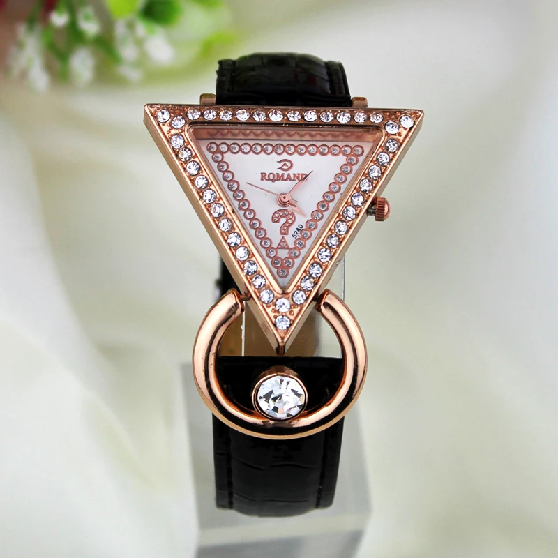 Новое поступление женщины одеваются часы кожаный ремешок треугольник наручные