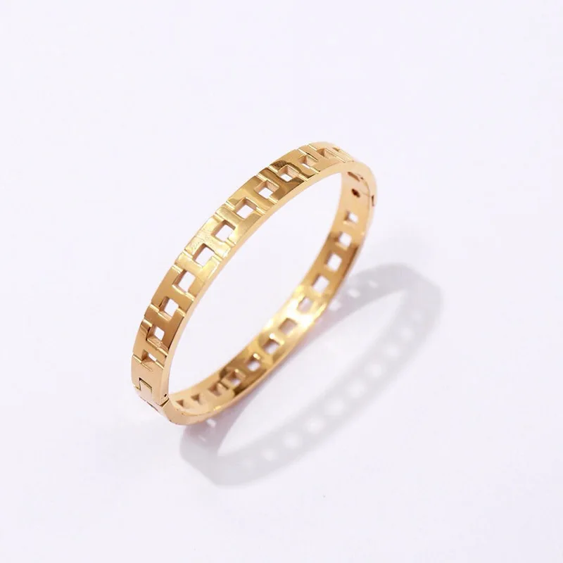 Женский браслет из нержавеющей стали золотого цвета с буквенным принтом |