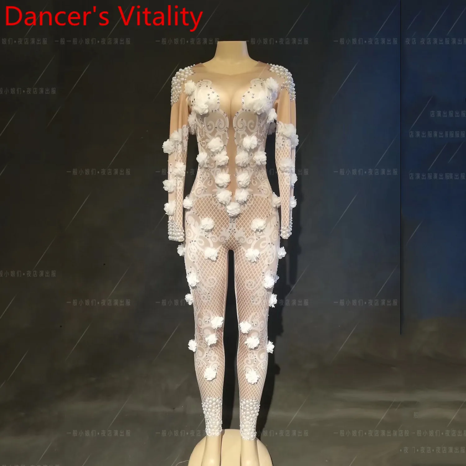 Белый цветок розы инкрустированный бриллиантами ложная перспектива длинный