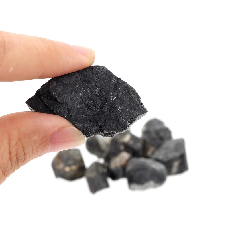 Натуральная пирамида из черного обсидиана с зарядкой от энергии Рейки