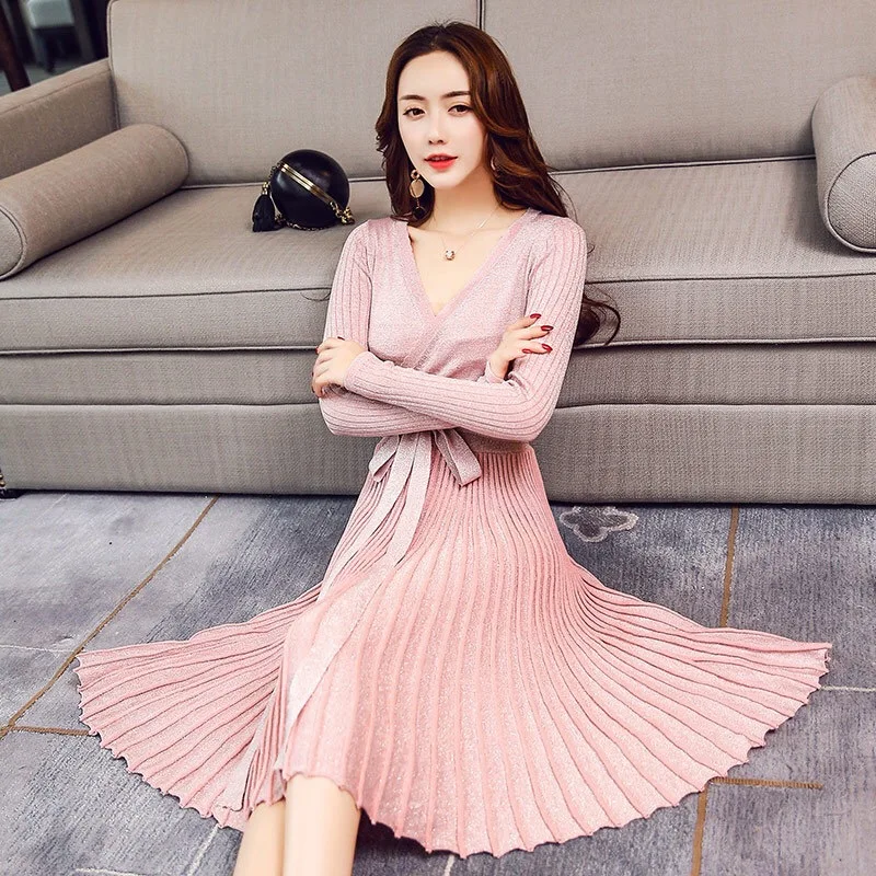Женское зимнее платье свитер с блестящим люрексом и v образным вырезом вязаное