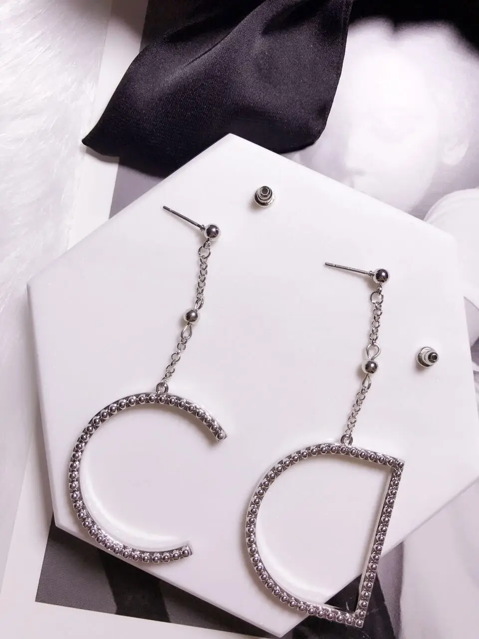 Бесплатная доставка стиль покрытием сплава буквы CD с небольшой круглый жемчуг