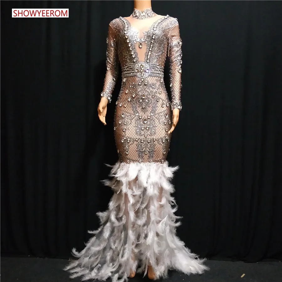 Блестящее платье телесного цвета со стразами и перьями сексуальное для ночного