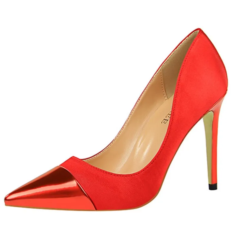 Женские туфли на высоком каблуке из лакированной кожи с острым носком закрытым