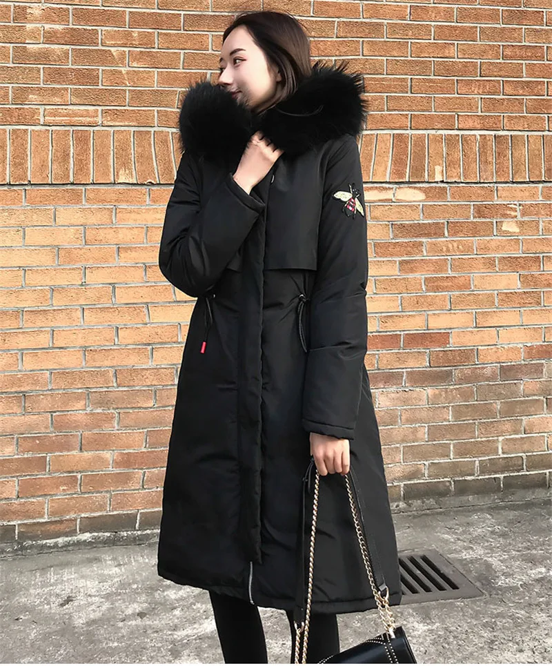 Женские зимние куртки больших размеров 5XL, пуховики из хлопка, толстые теплые хлопковые пальто, парки с капюшоном и вышивкой, 100 кг, можно носить, OKXGNZ1398