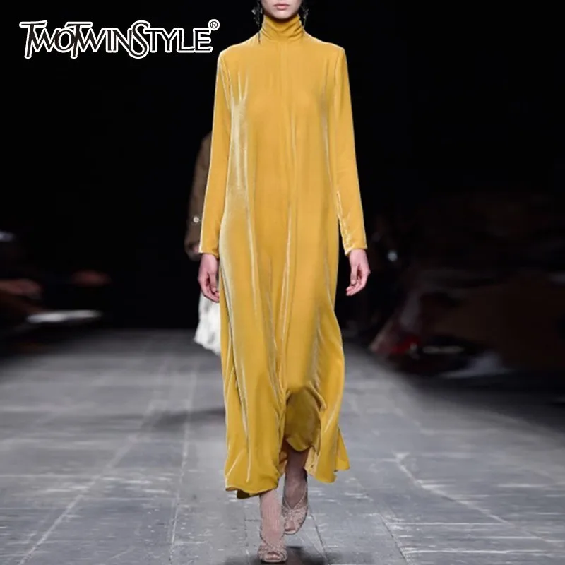 Женское бархатное платье TWOTWINSTYLE желтое свободное с высоким воротником и длинным