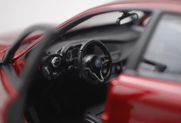 Модель автомобиля Bimei Alfa Romeo Giulia из сплава красный и синий цвета 2019|Статуэтки