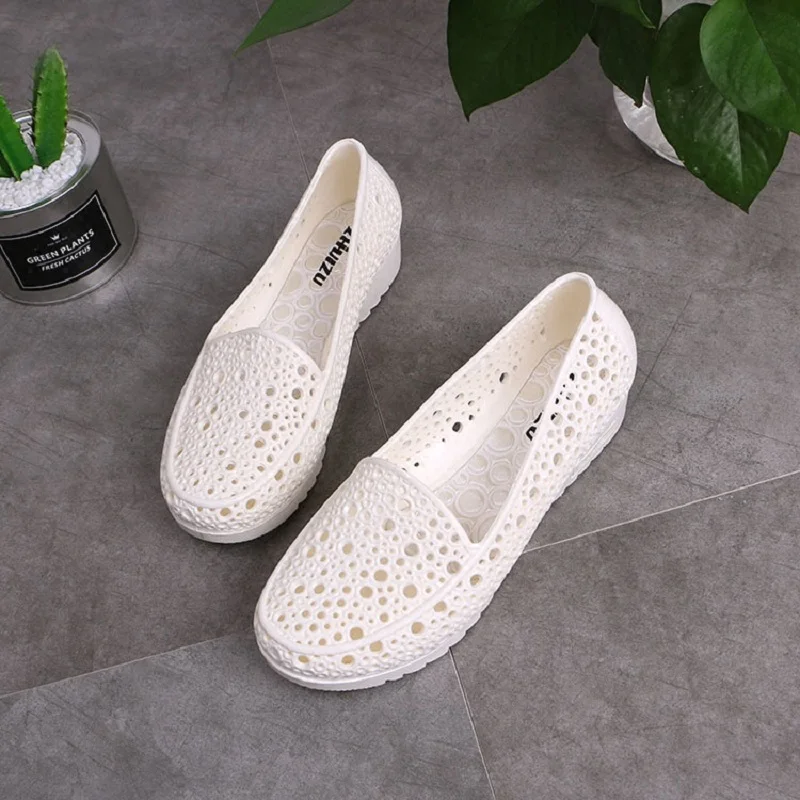 Сандалии желе женские на плоской подошве Нескользящие с вырезами закрытым