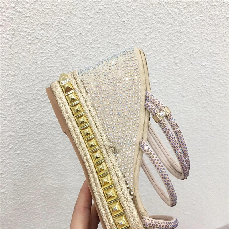 Женские босоножки на платформе с заклепками сандалии высокой танкетке открытым