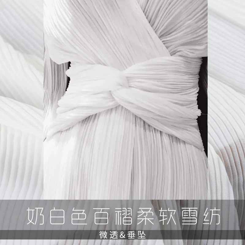 

New fashions, creamy white pleated soft molded, felt chiffon fabric, skirt shirt, high pitched fabric.