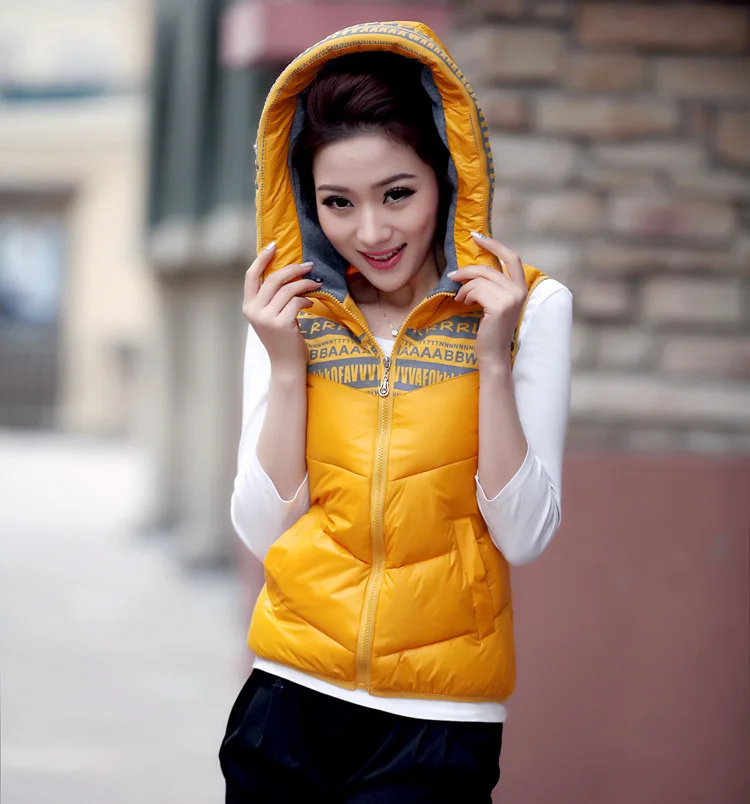 Женский хлопковый жилет с капюшоном Приталенный воротником стойкой и надписью