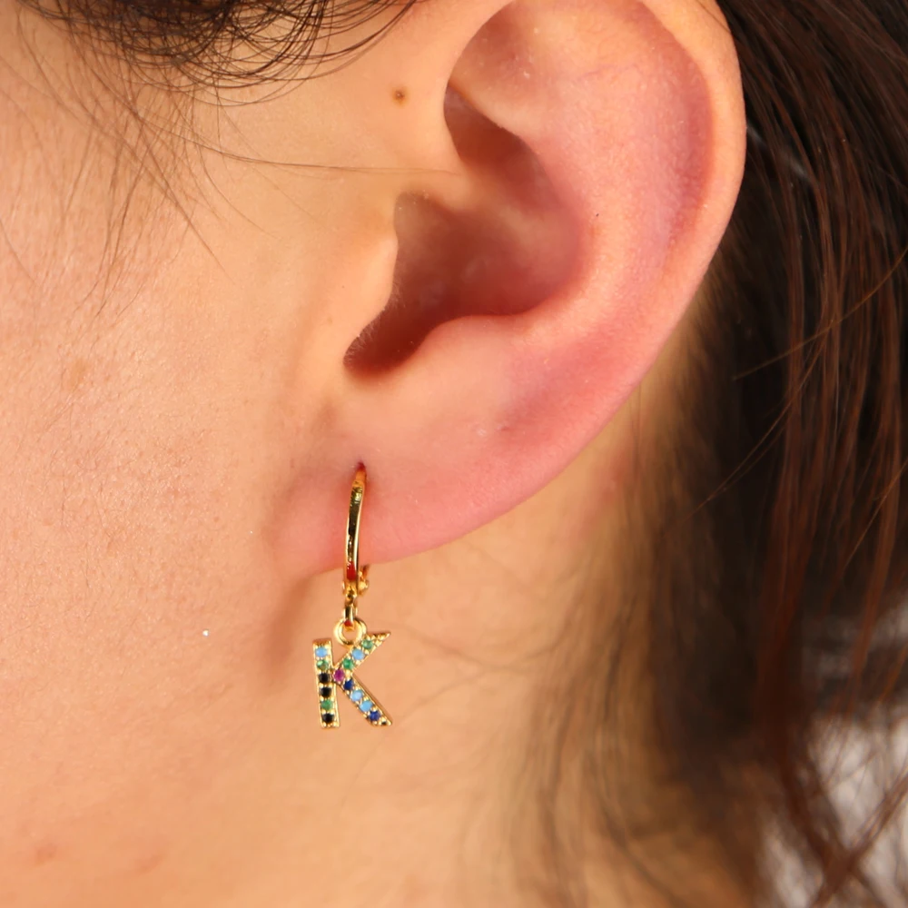 2021 оптовая продажа 26 инициальных очаровательных сережек радужные буквы имя newize