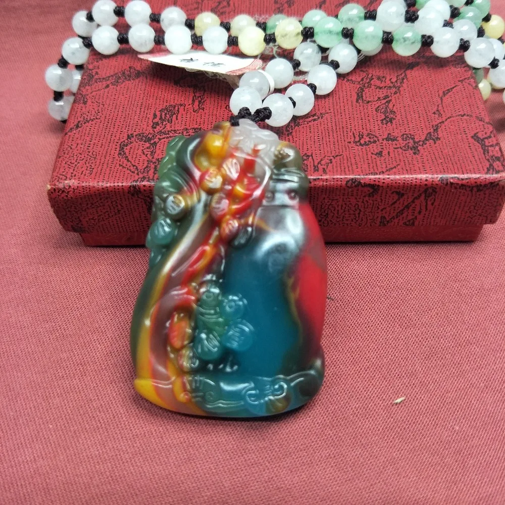 

Оптовая цена натуральный красочный оригинальный камень резьба бамбук Слива сосны Кулон с тремя цветными бусинами ожерелье