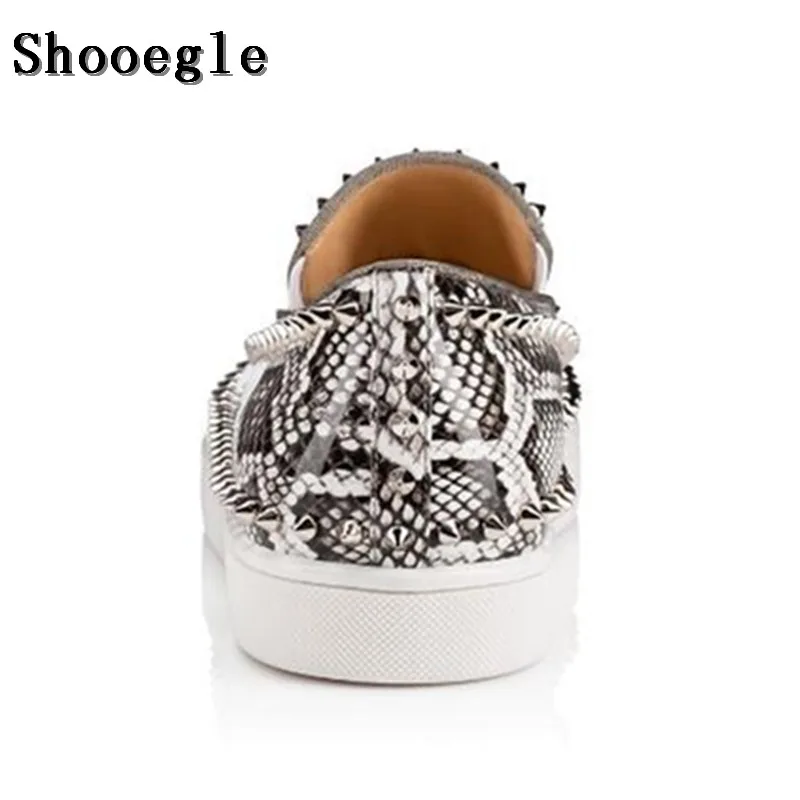 SHOOEGLE/Новинка Белые мужские лоферы из змеиной кожи с заклепками Мужская обувь на