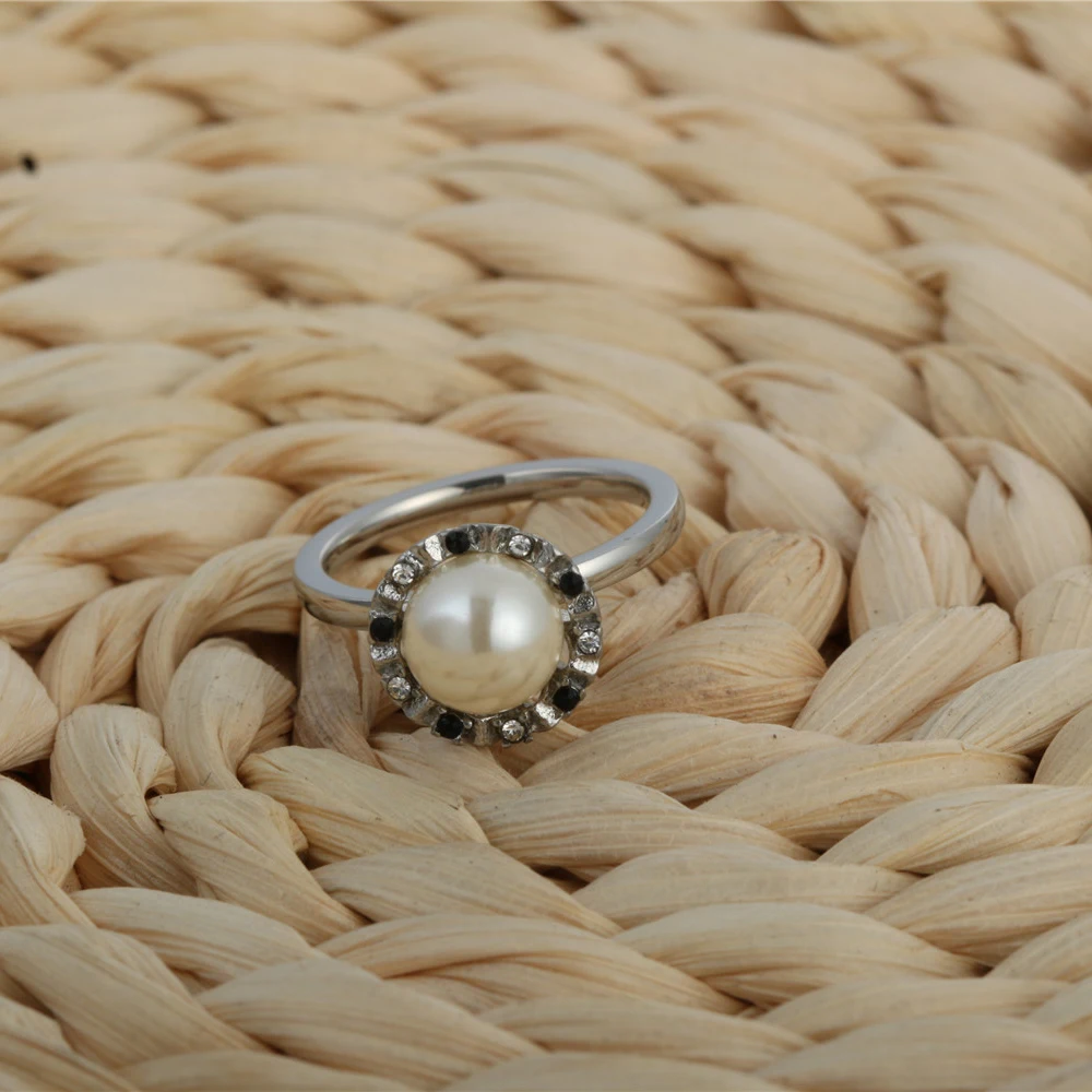 Кольца с жемчугом белого и черного цвета могут выбрать симпатичное кольцо |